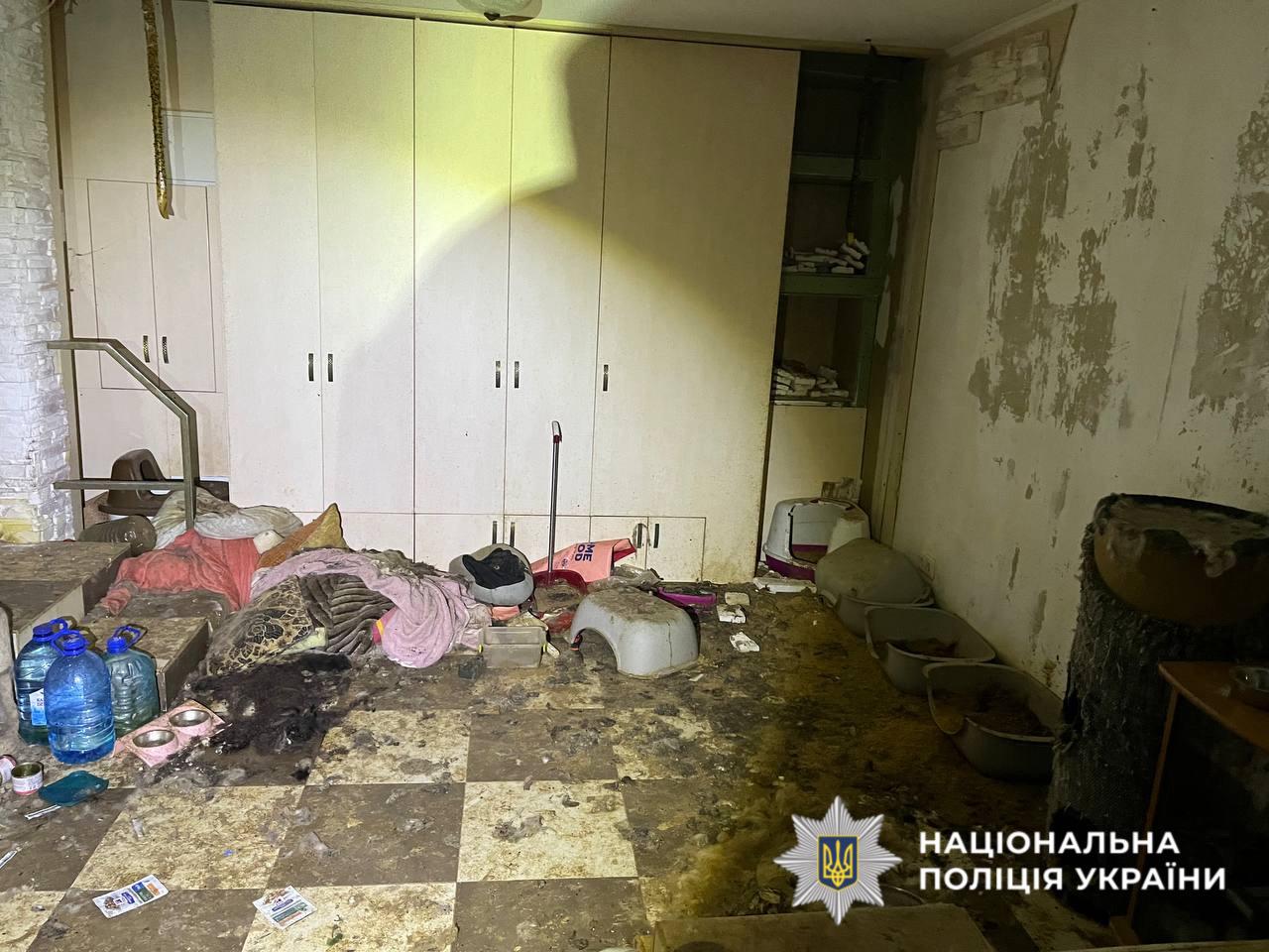 На фотографії зображено місце події, де утримувалися тварини, які загинули.