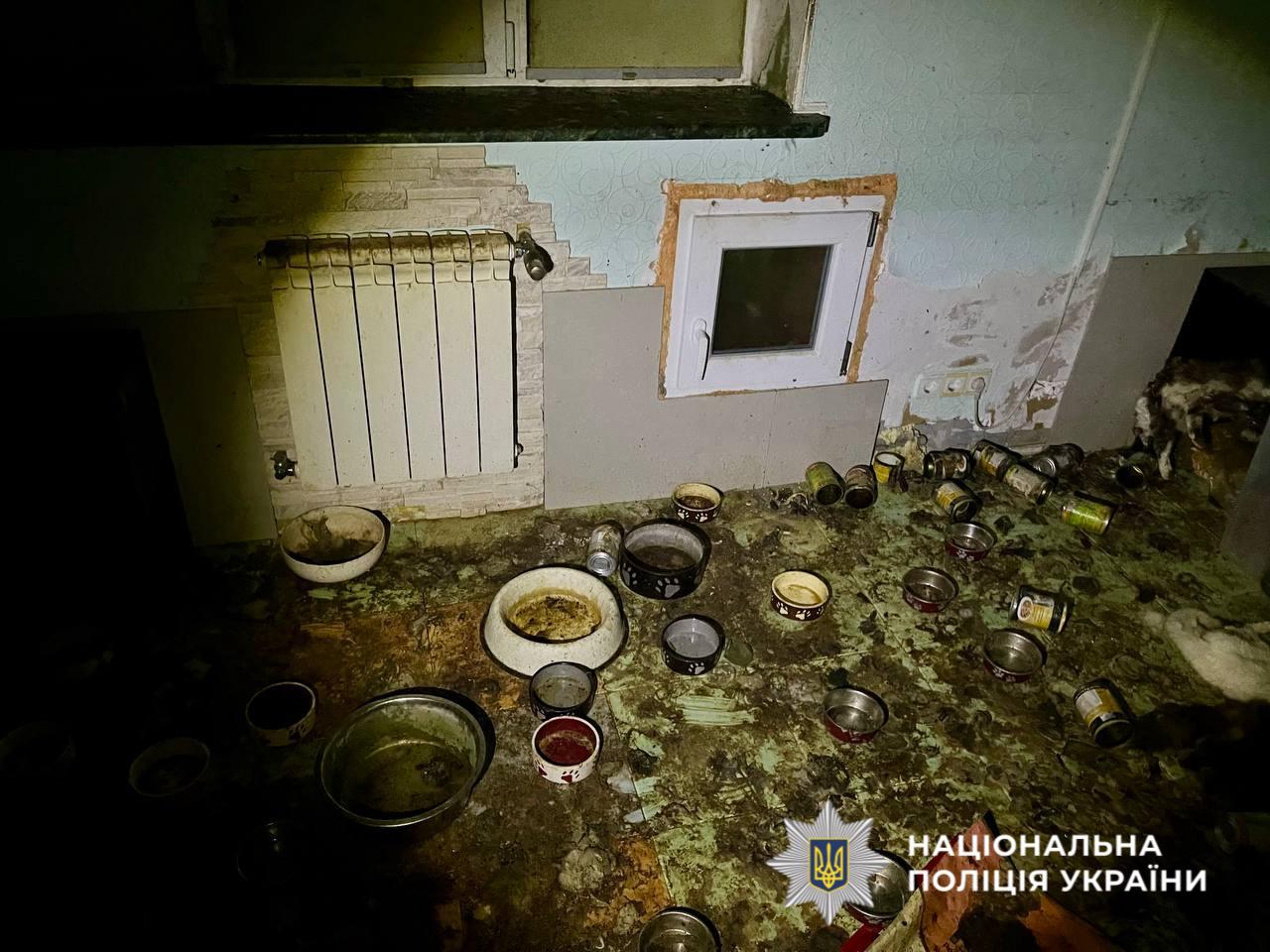 На фотографії зображено місце події, де утримувалися тварини, які загинули.