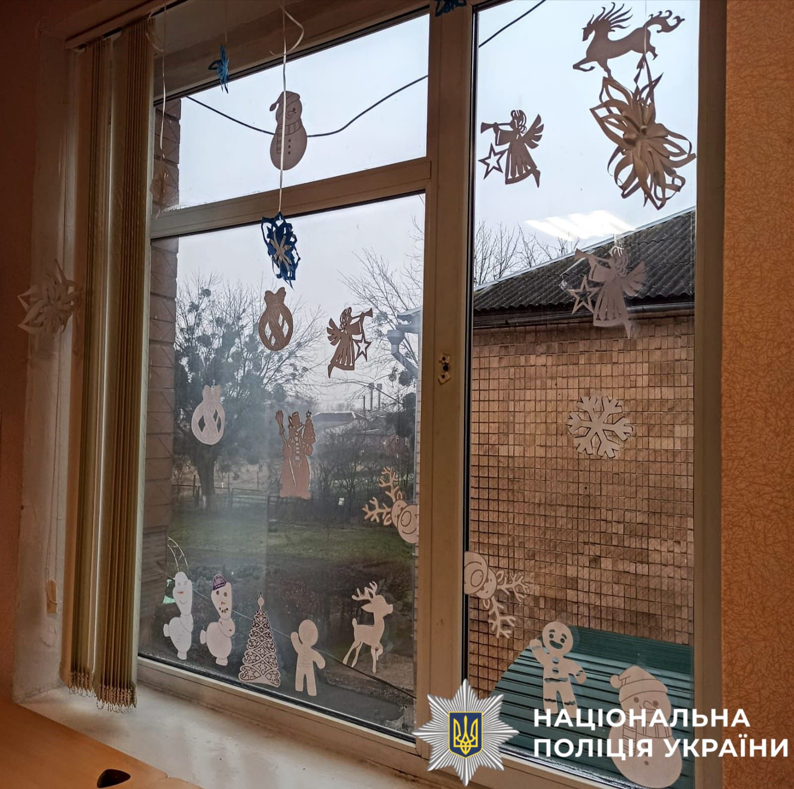 На фото прикрашене вікно.