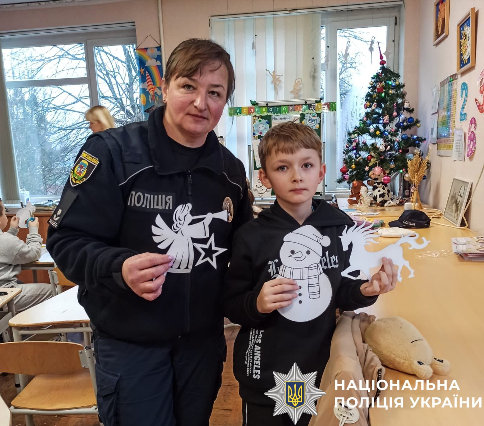 На фото поліцейська та дитина із поробками в руках.