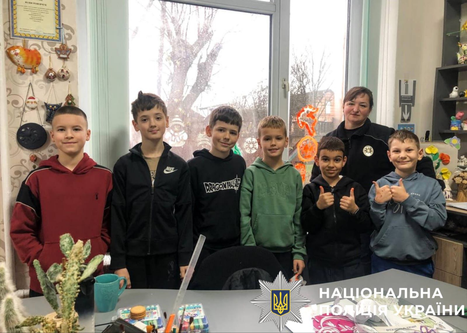 Загальне фото дітей та поліцейської.