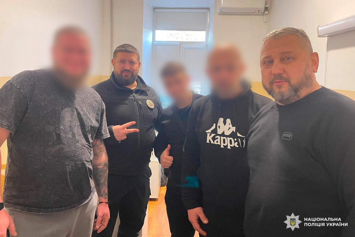 На передньому плані видно людину у чорній худі з логотипом «Kappa».
Поліцейські відвідали поранених колег у медичних установах та привітали з прийдешніми святами.