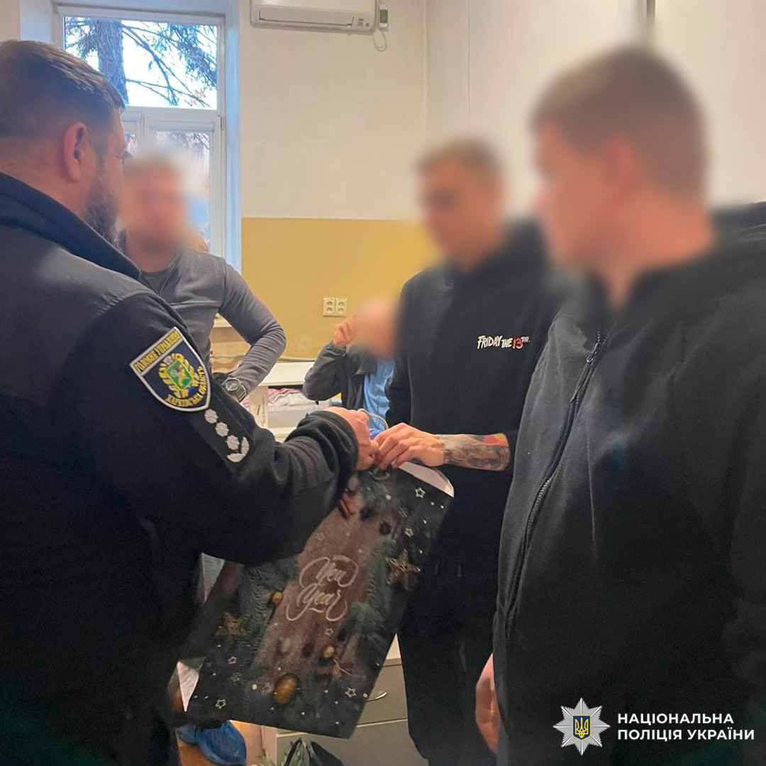 Керівники поліції Харківщини відвідали поранених колег у медичних установах та привітали з прийдешніми святами