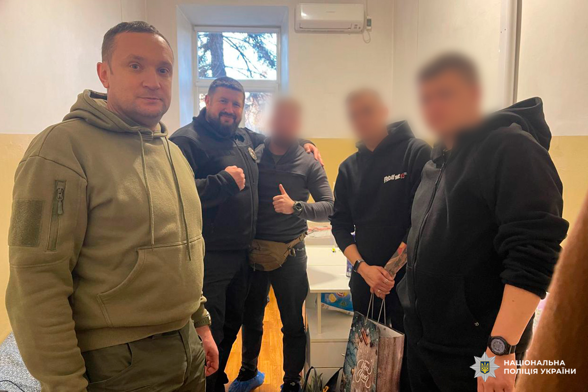 Керівники поліції Харківщини відвідали поранених колег у медичних установах та привітали з прийдешніми святами