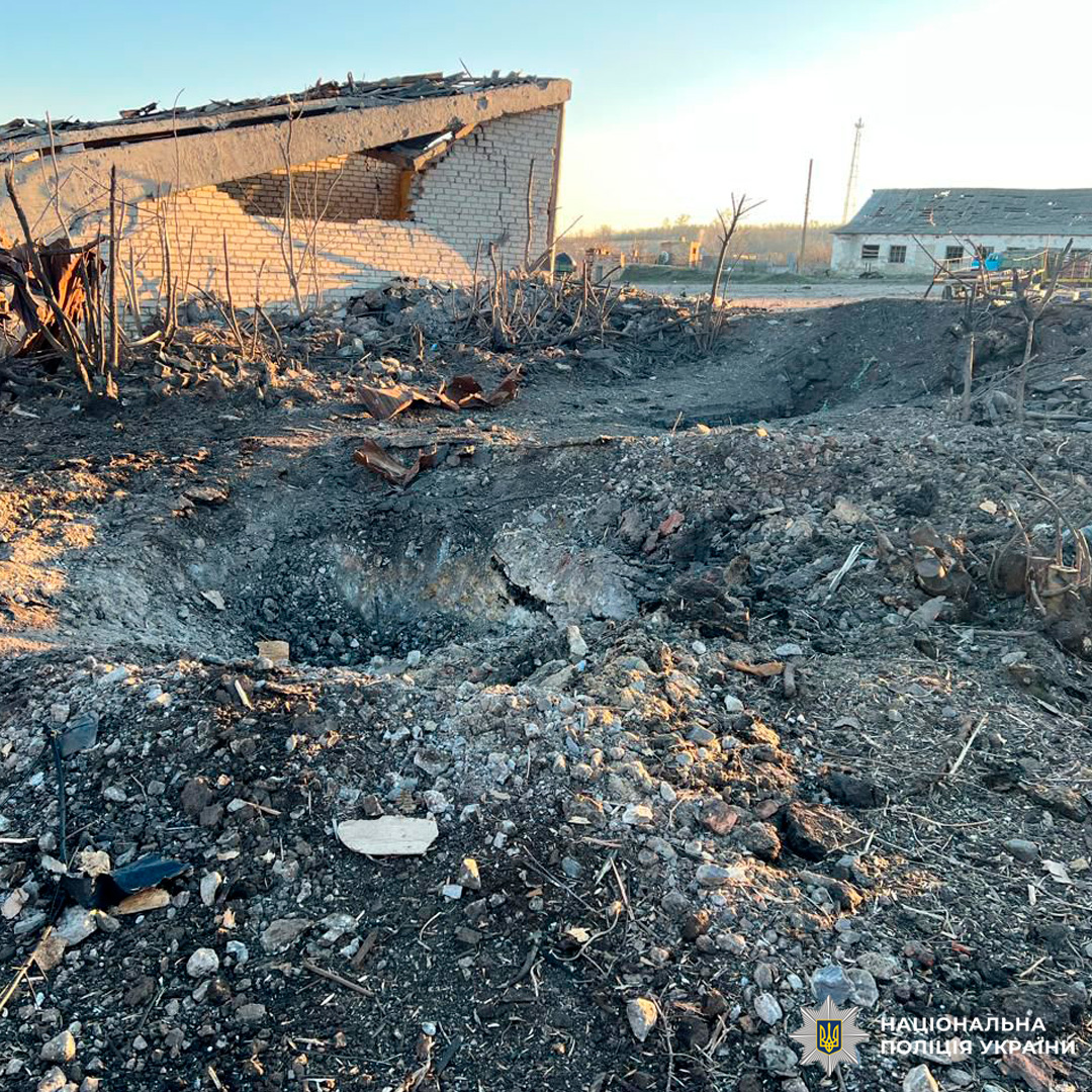 Сліди вибуху залишили вирву й руїни серед житлових будівель.