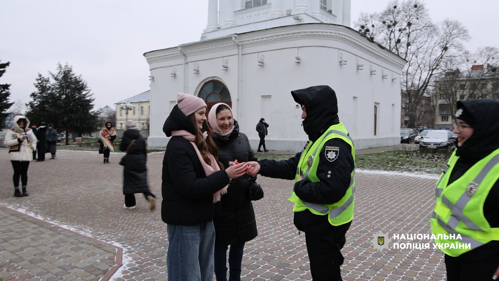 Поліцейські спілкуються з громадянами