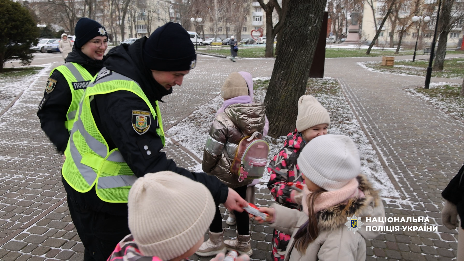 Поліцейські спілкуються з дітьми