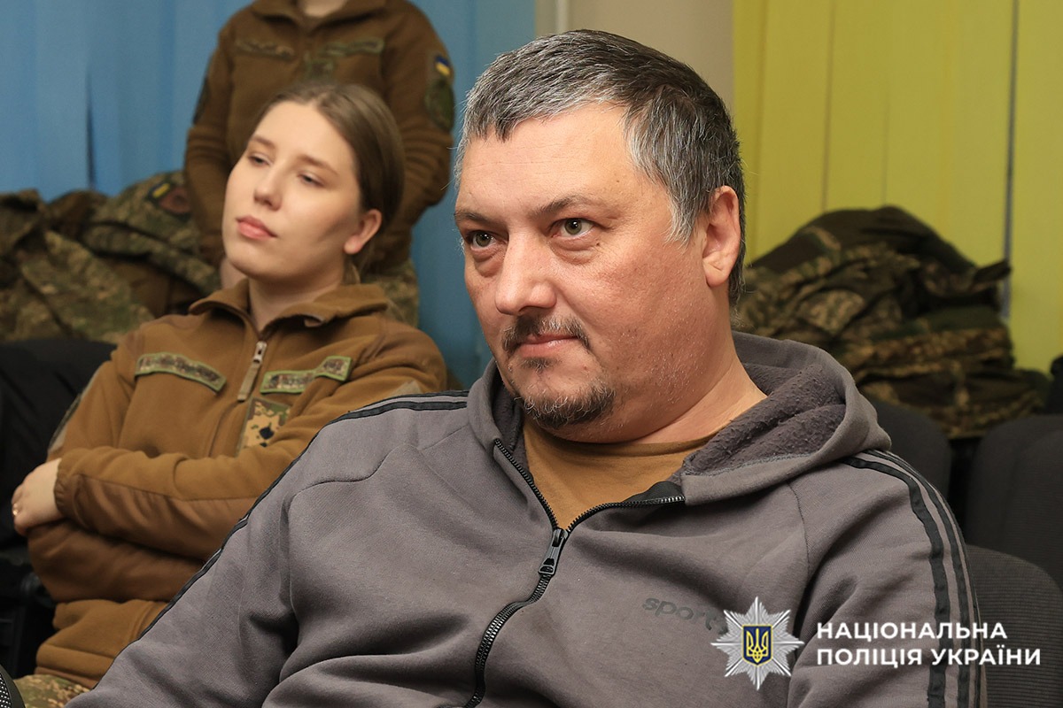 Поранений слухає виступ музикантів