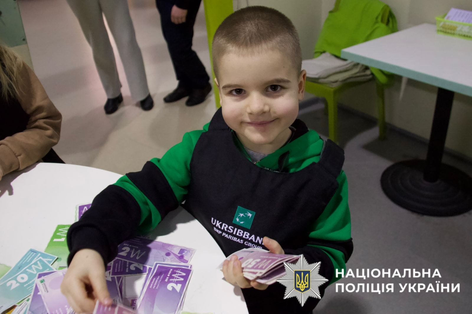 На фото зображена дитина