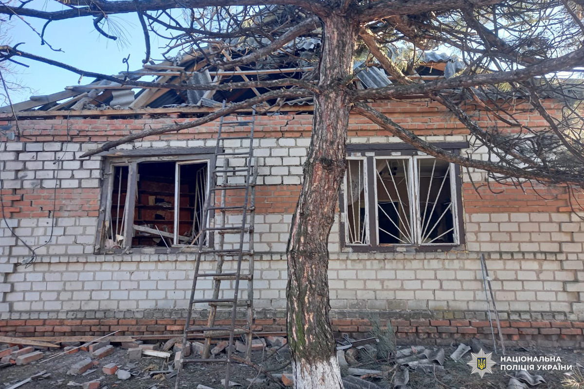 Будівля з частково обваленим дахом і розбитими вікнами.