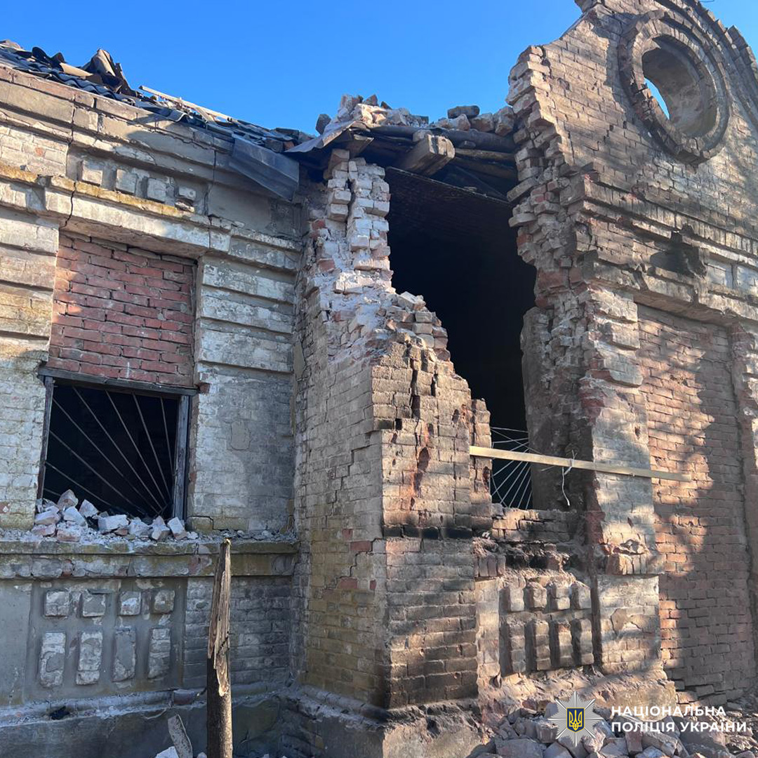 Зруйнована цегляна будівля з пошкодженим дахом.