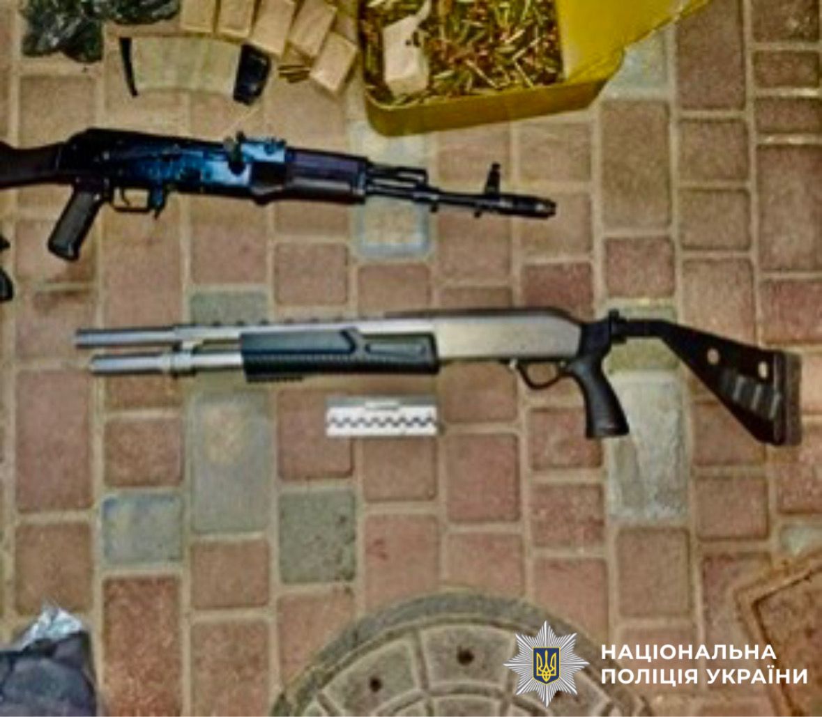 На фото вилучена зброя та патрони.