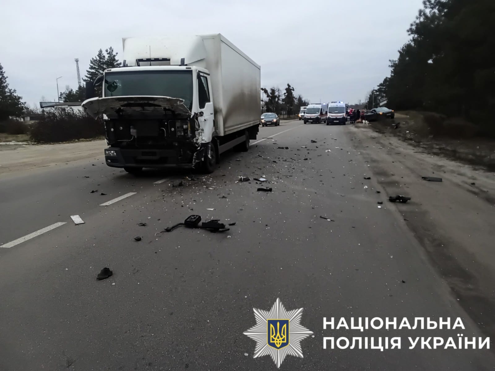 На фото пошкоджений вантажний автомобіль.