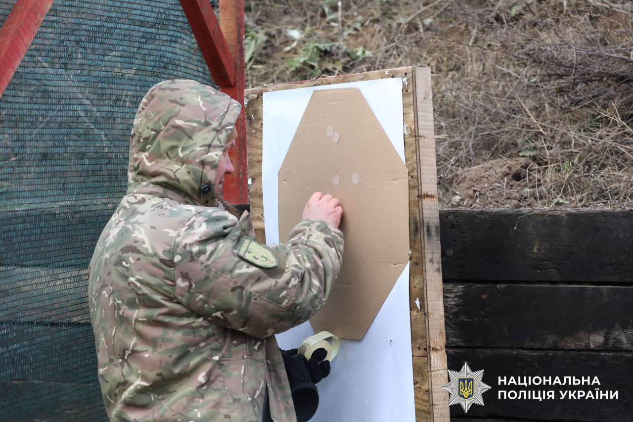 На фото учасник стрільб біля мішені.