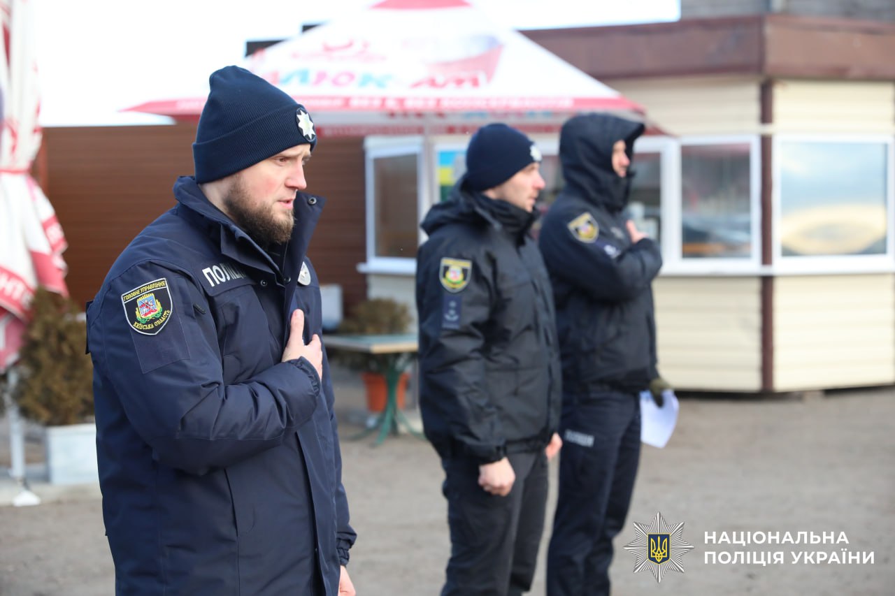 На фото учасники та керівник стрільб.