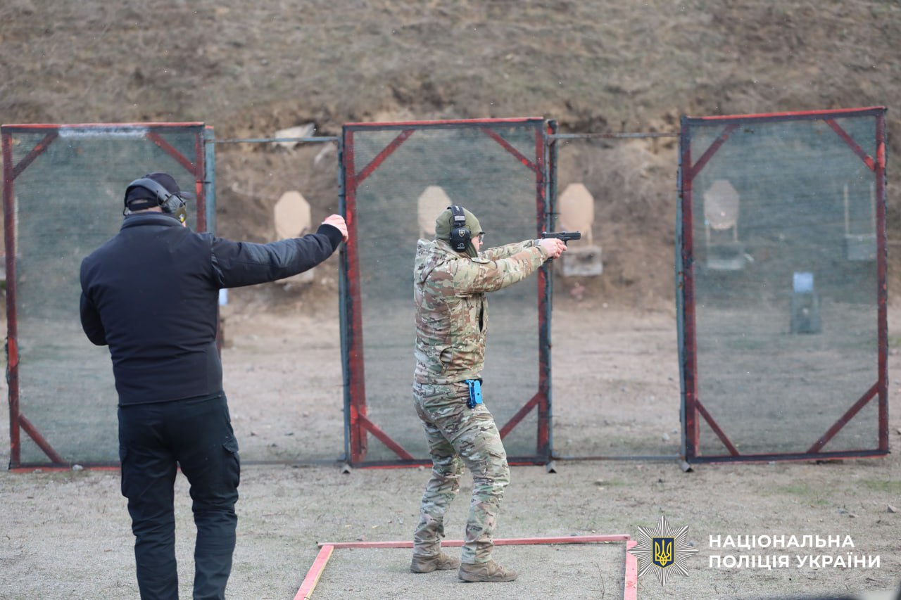 На фото учасник та інструктор стрільб.