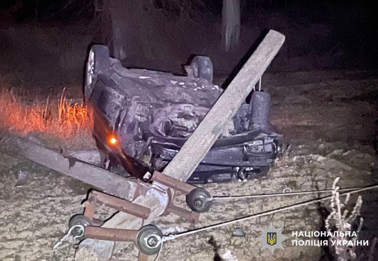 Фото з місця ДТП. Перекинутий, пошкоджений автомобіль.