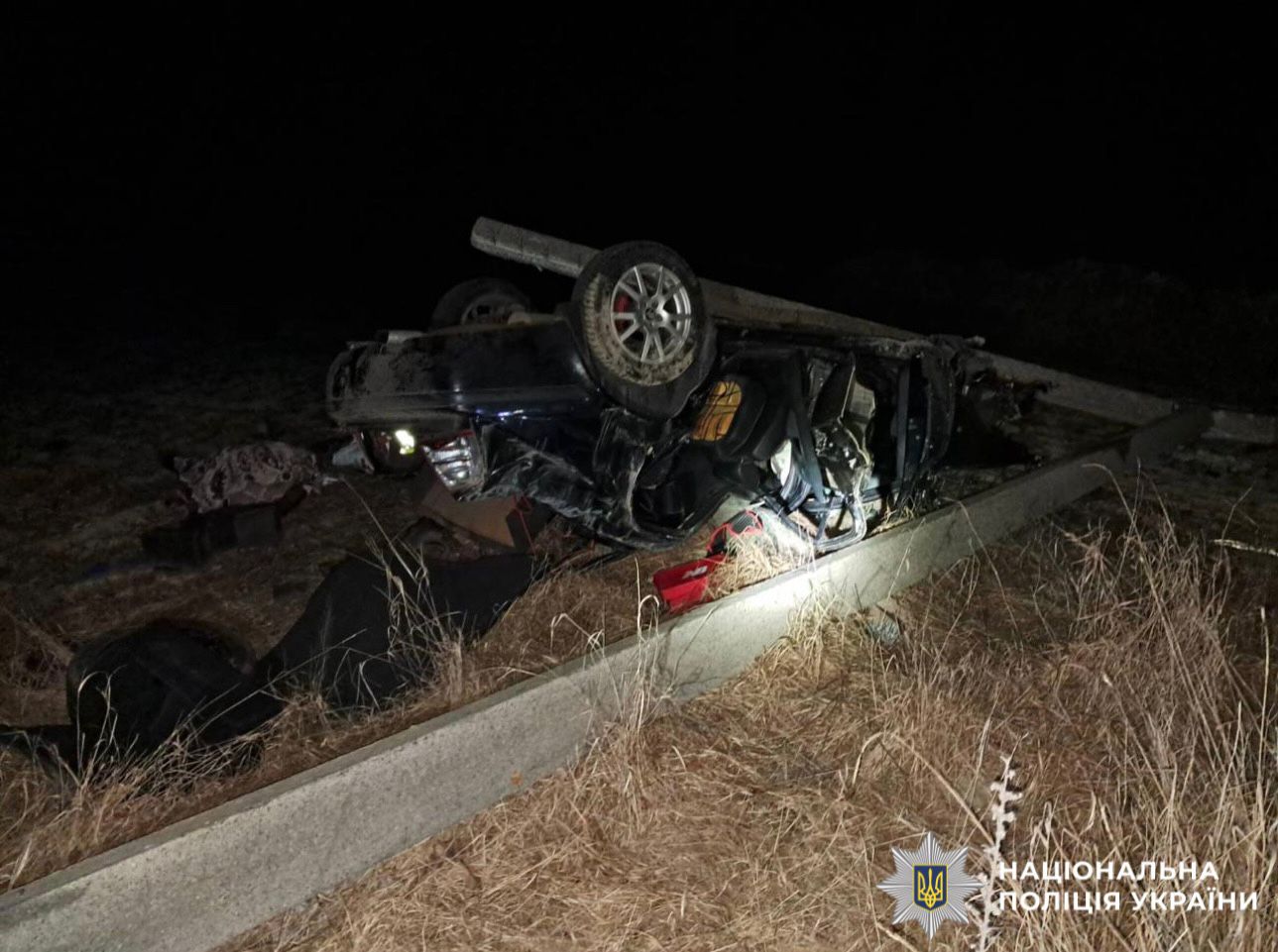 Фото з місця ДТП. Пошкоджений автомобіль. Вид збоку.