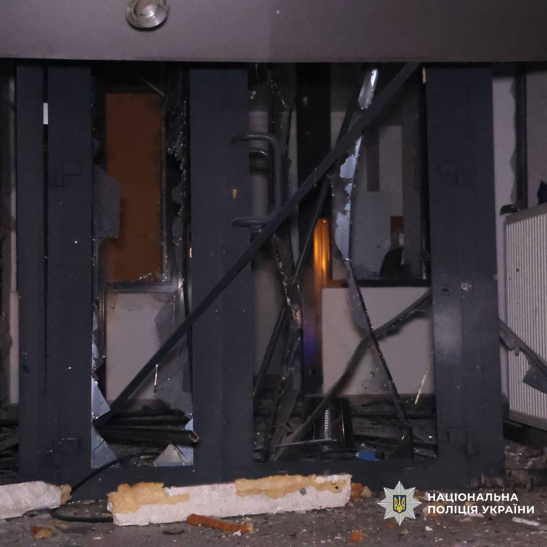 поліція документує наслідки ворожого удару