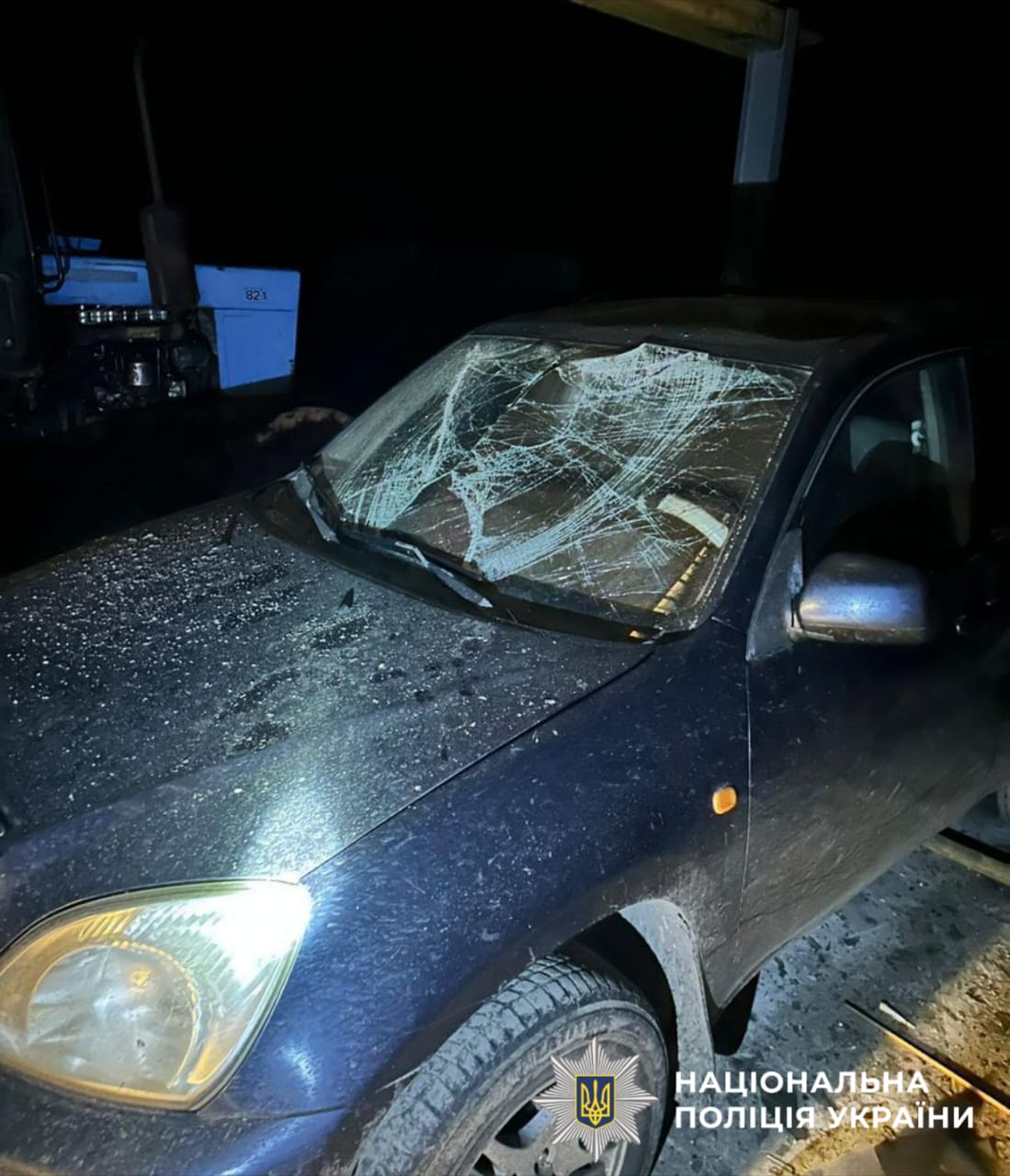 На фото пошкоджений автомобіль, внаслідок атаки