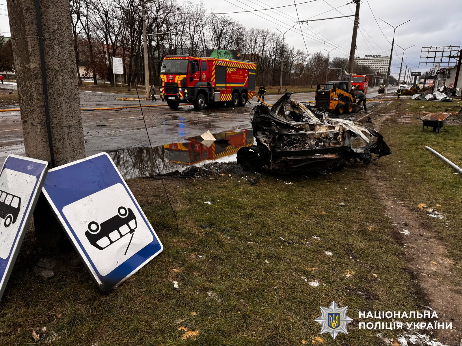 На фото пошкоджені транспртні засоби внаслідок атаки.