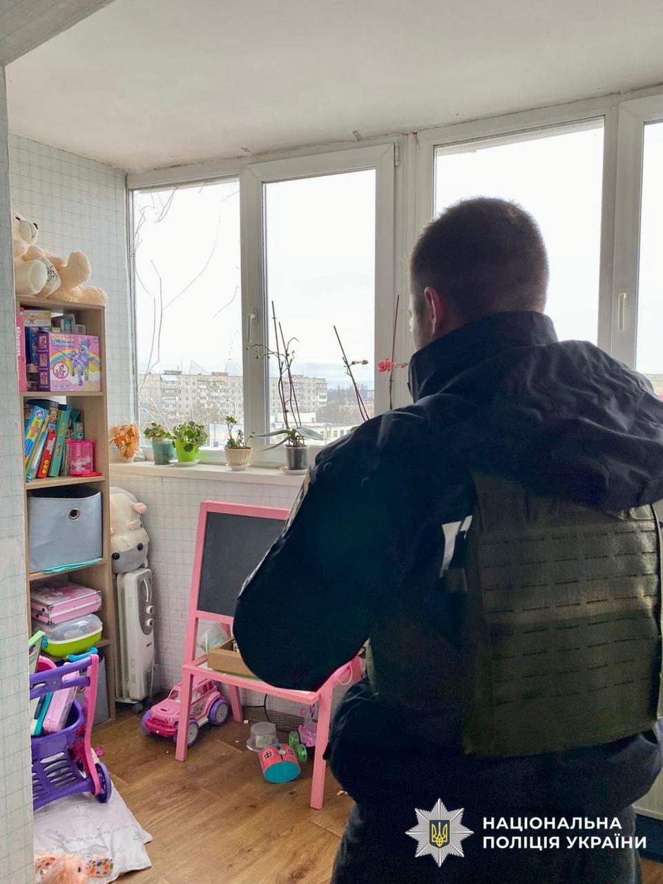 На фото поліцейський, який працює нв місці події, а саме у пошкодженому будинку.