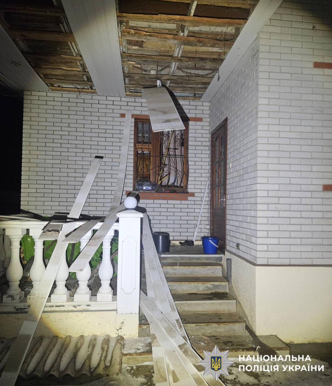 На фото пошкоджений будинок внаслідок атаки ворога.