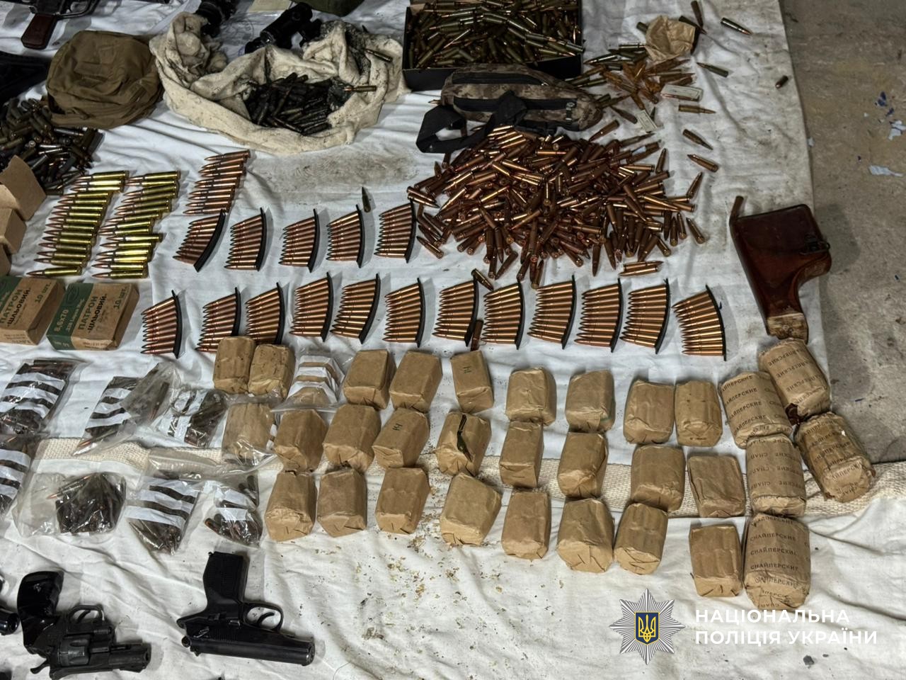 Нацполіція ліквідувала масштабний канал нелегального збуту зброї