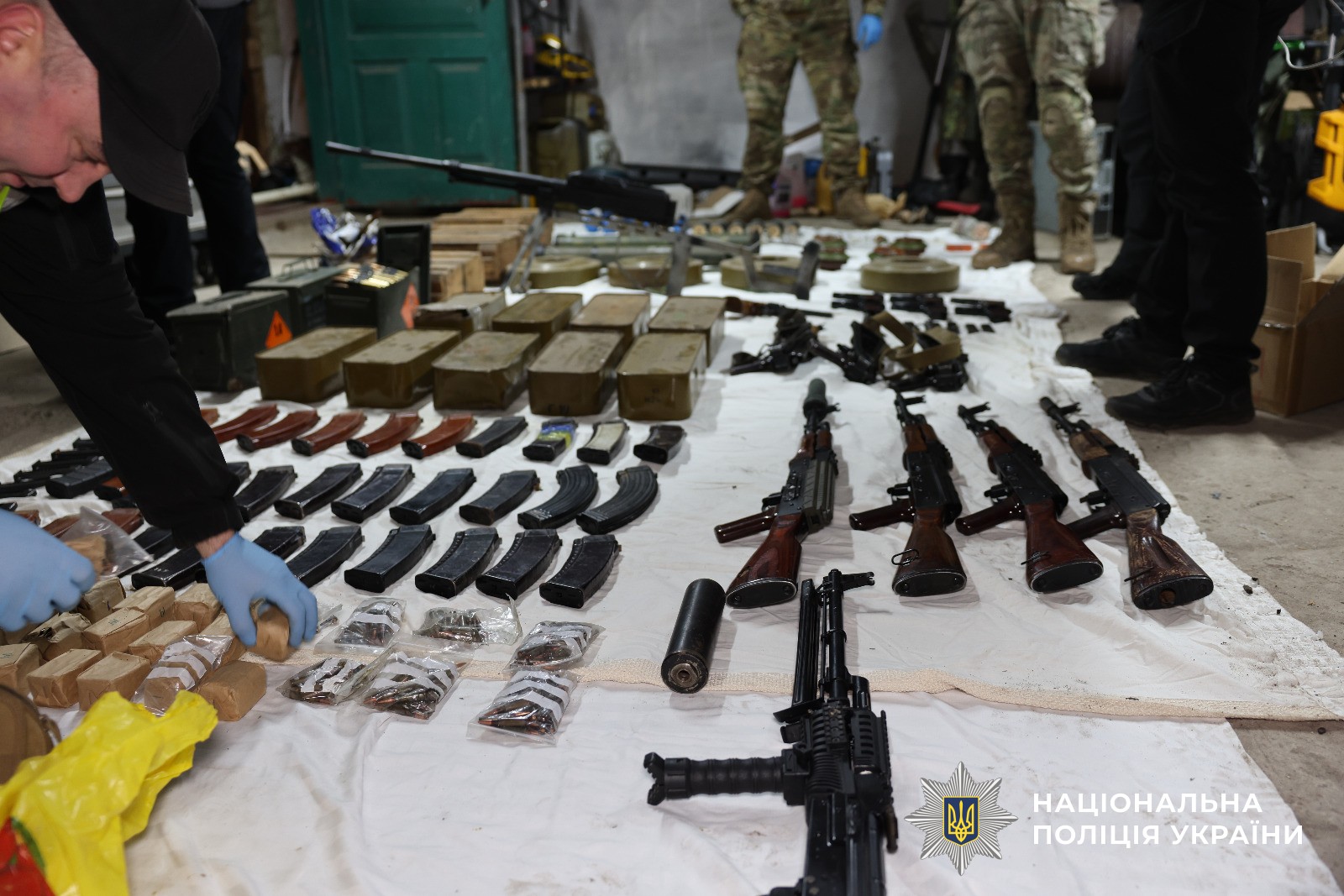 Нацполіція ліквідувала масштабний канал нелегального збуту зброї