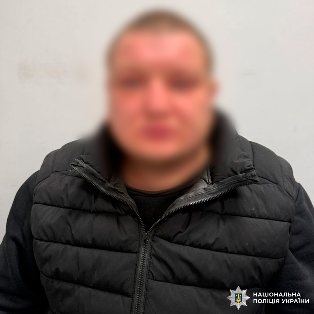 Особа з коротким волоссям у чорній куртці, сфотографована на білому тлі; на обличчі зафіксовані почервоніння та сліди в ділянці носа й очей.