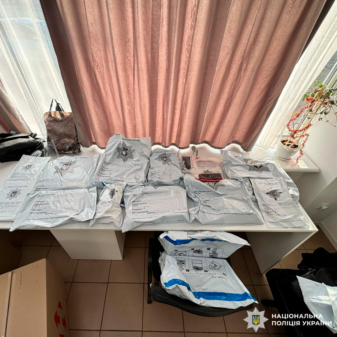 Речові докази розташовані на столі й під ним.