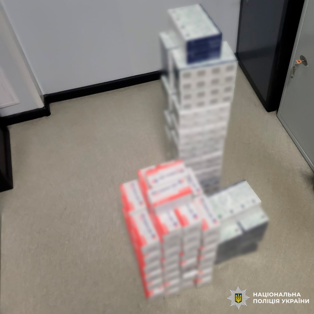 Численні коробки препарату, складені у стопку.