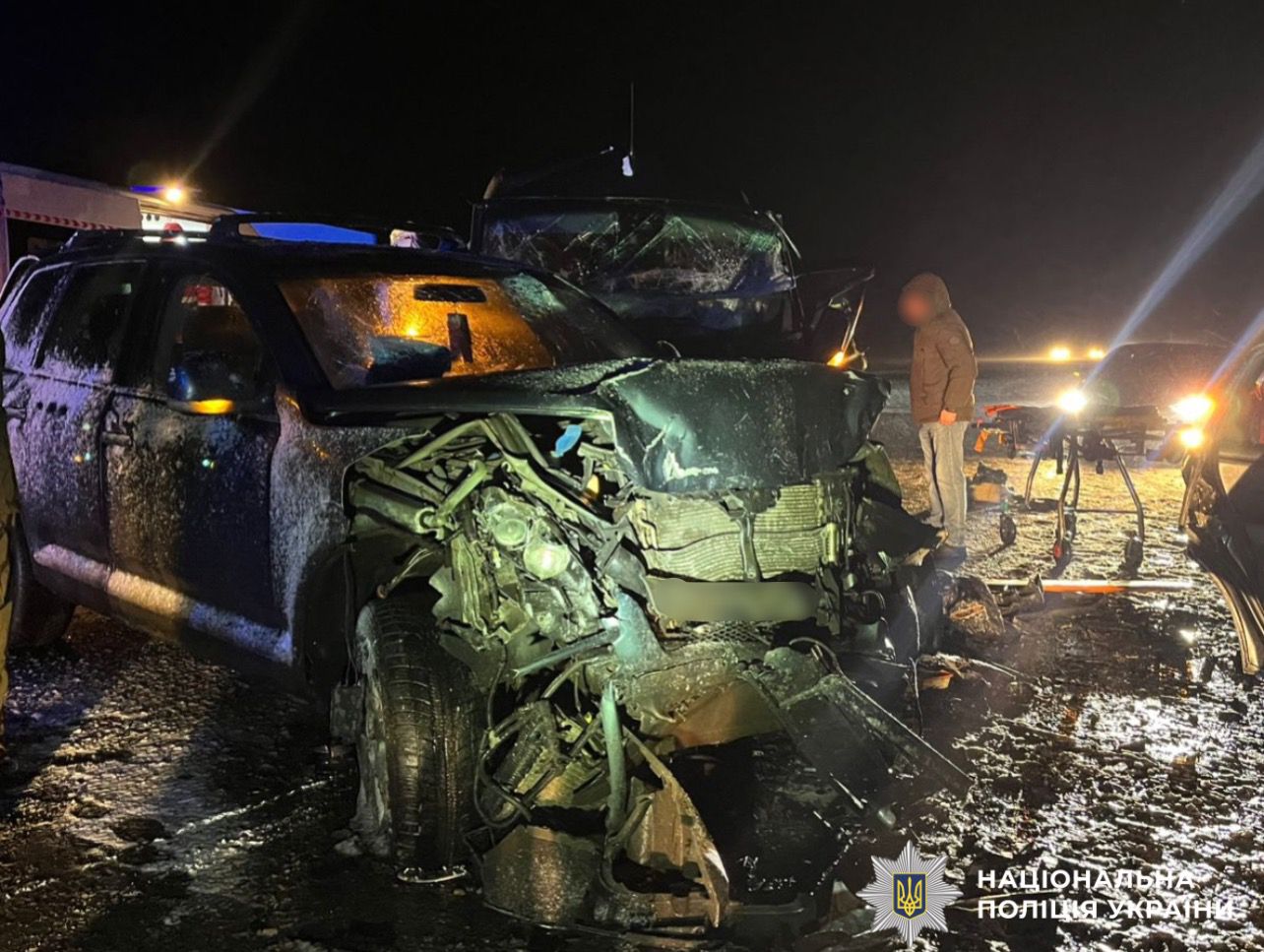 На фотографії зображено місце ДТП та автомобілі, які є учасниками аварії.