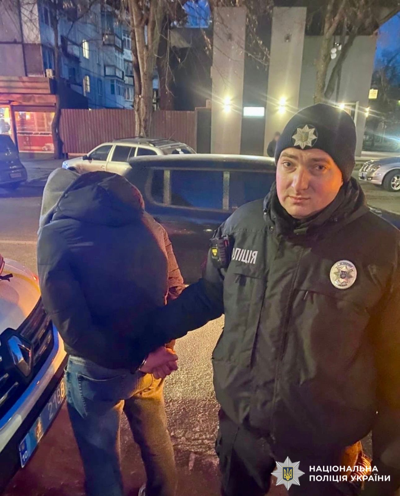 На фото зображено працівника поліції та підозрюваного