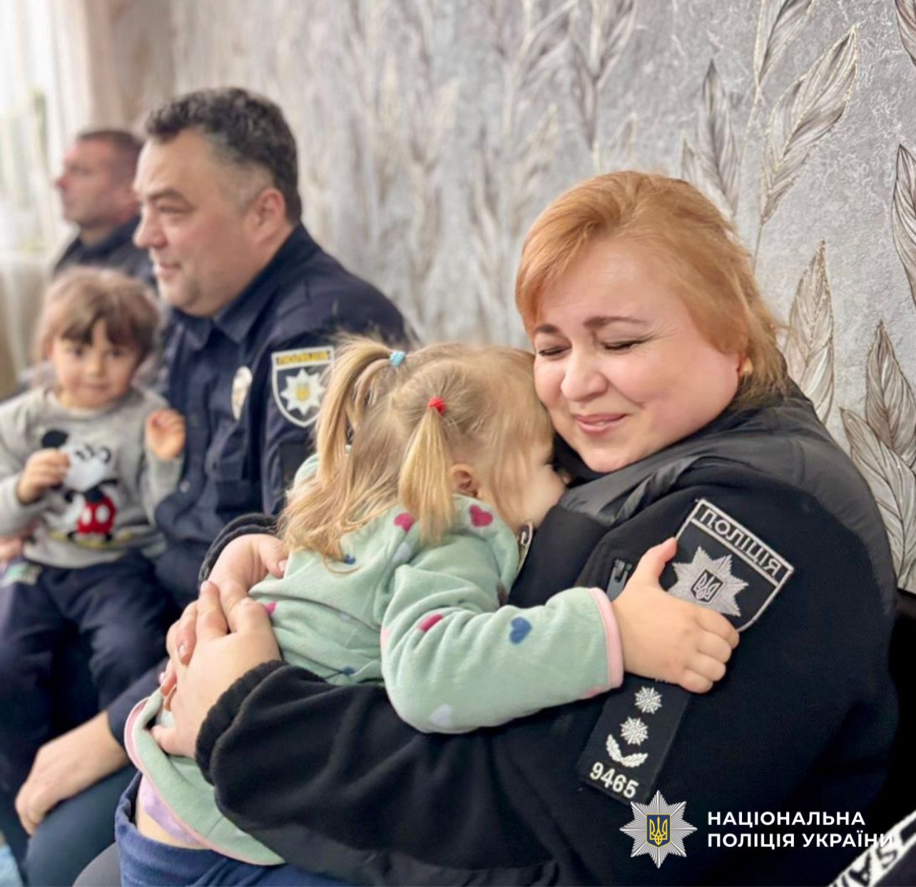 На фото зображені працівники поліції та діти