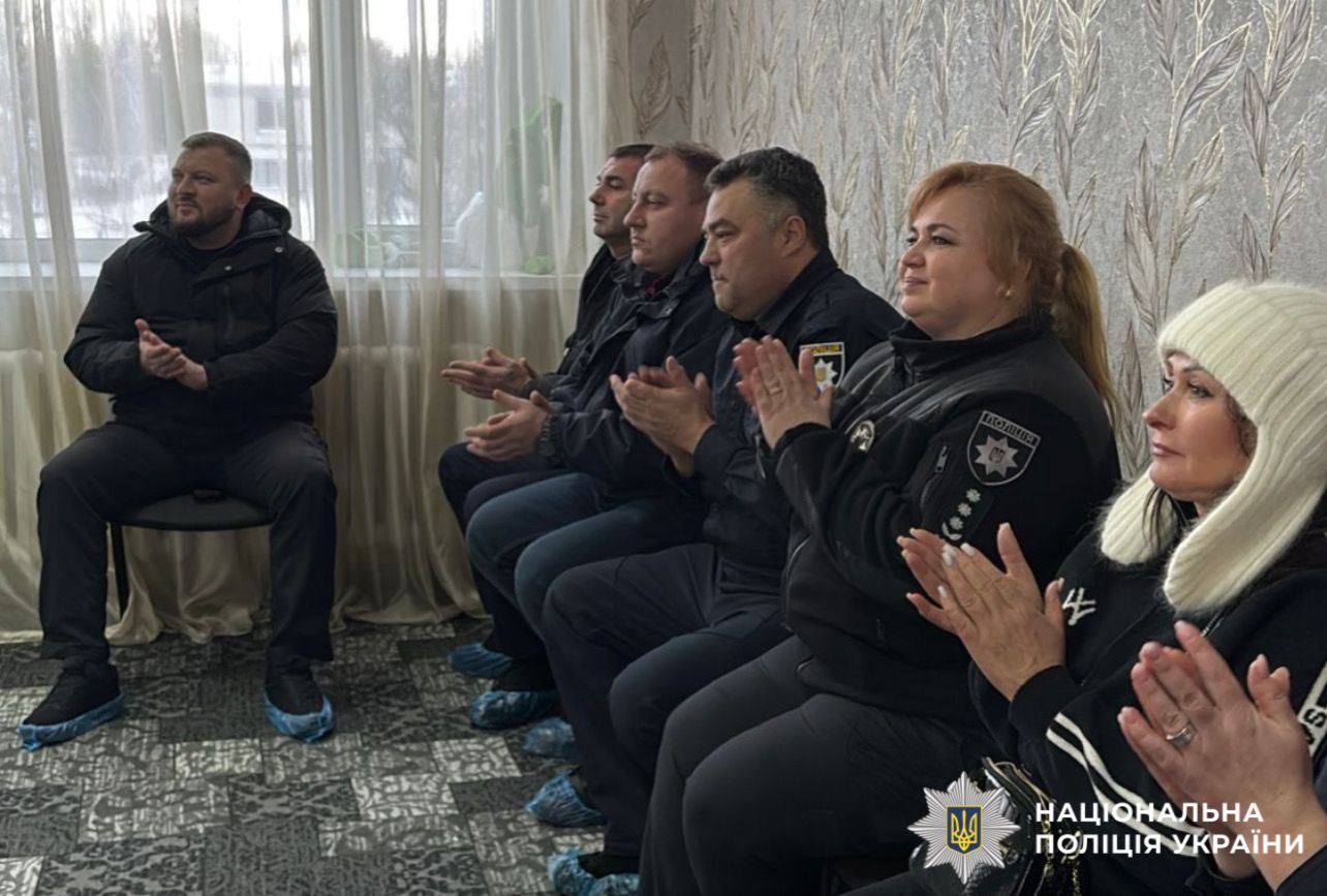 На фото зображені працівники поліції