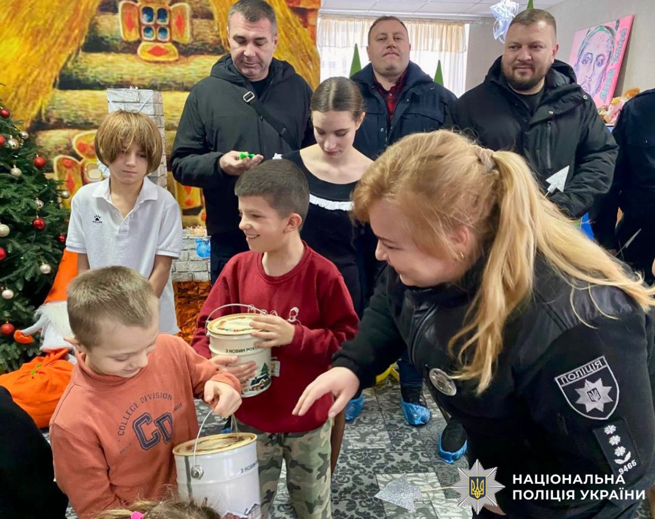 На фото зображені працівники поліції та діти