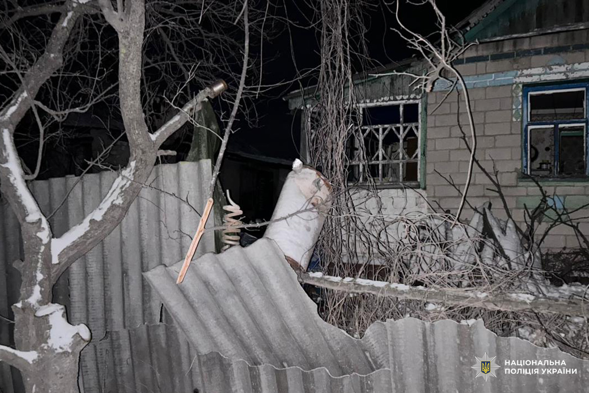 Зруйнована будівля з уламками уночі.