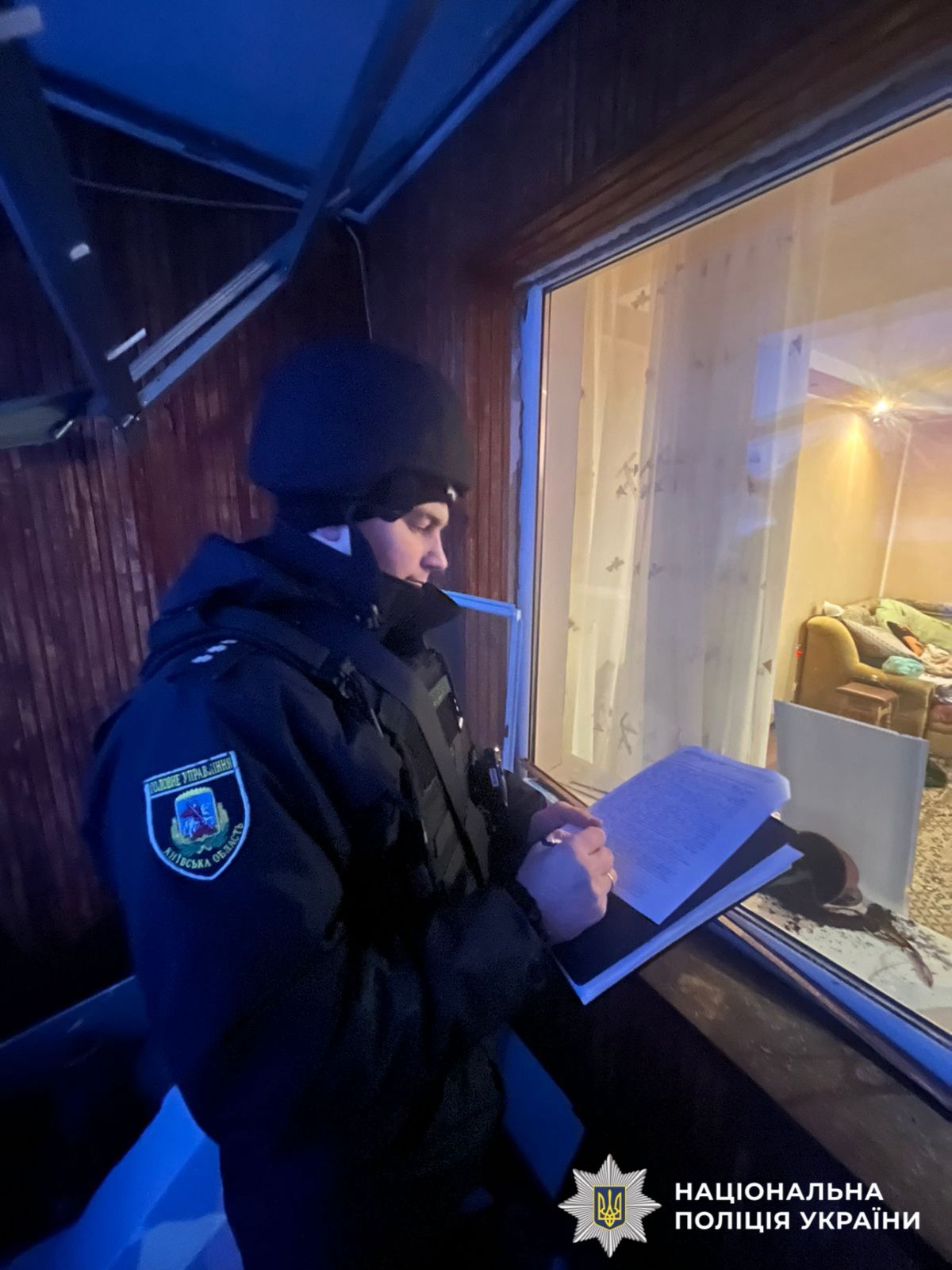 На фото зображено працівника поліції який документує наслідки атаки