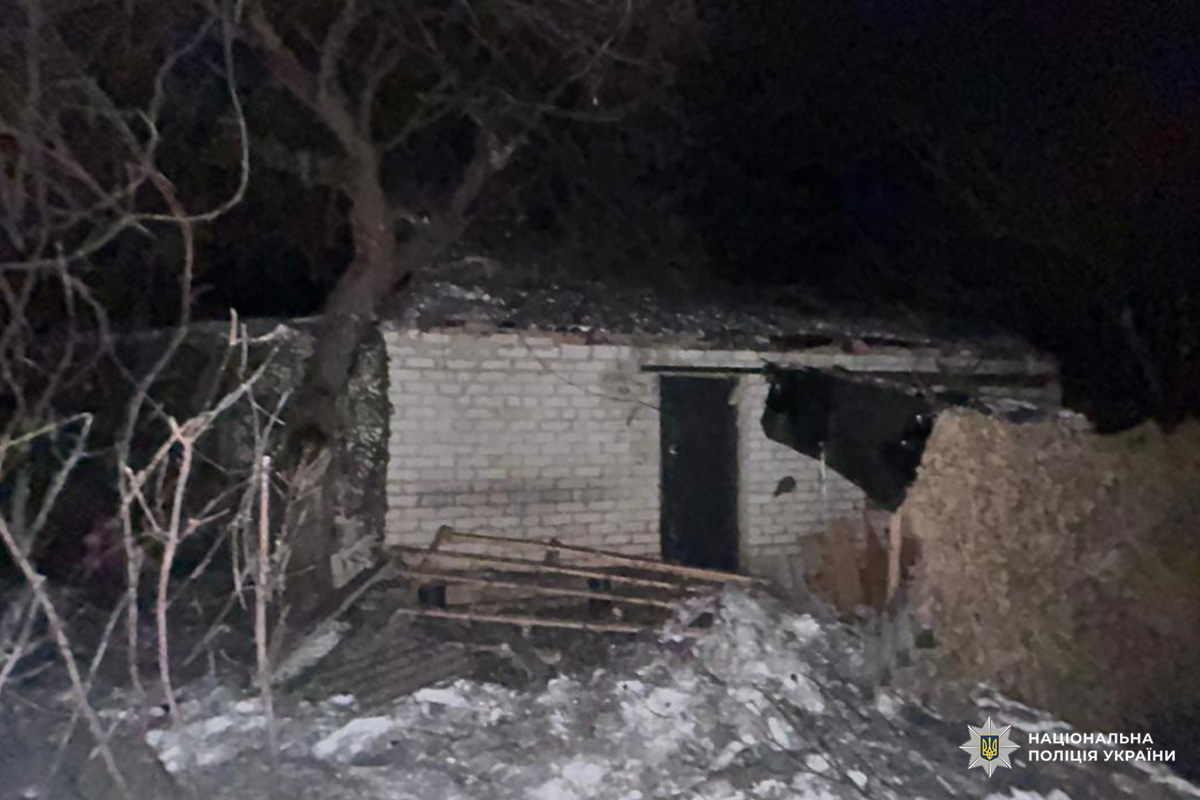 Зруйнована будівля з уламками уночі.