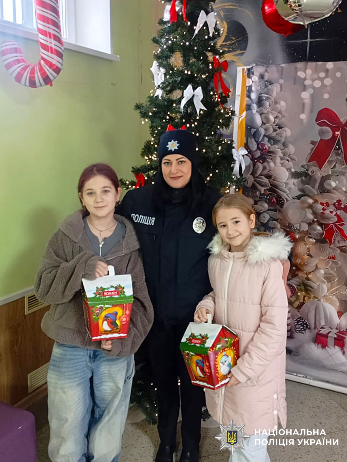 На фото поліцейська та діти.