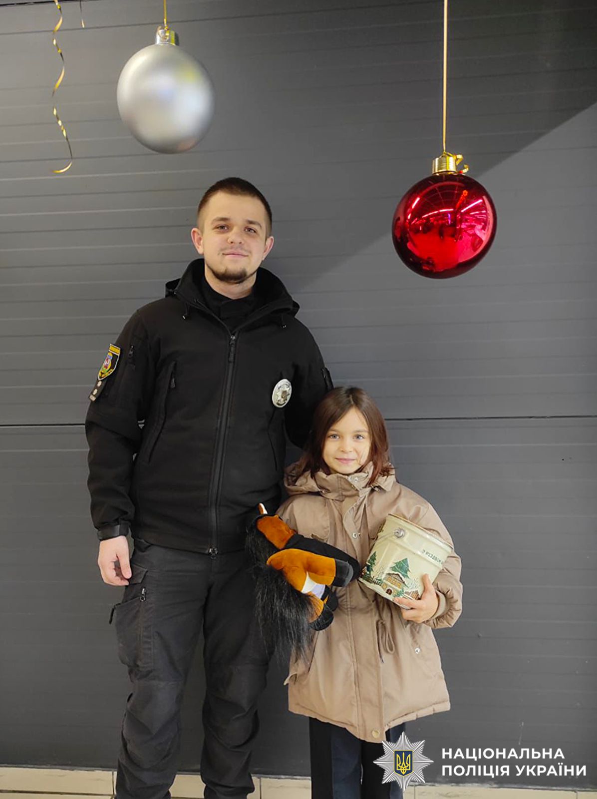 На фото поліцейський та дитина.