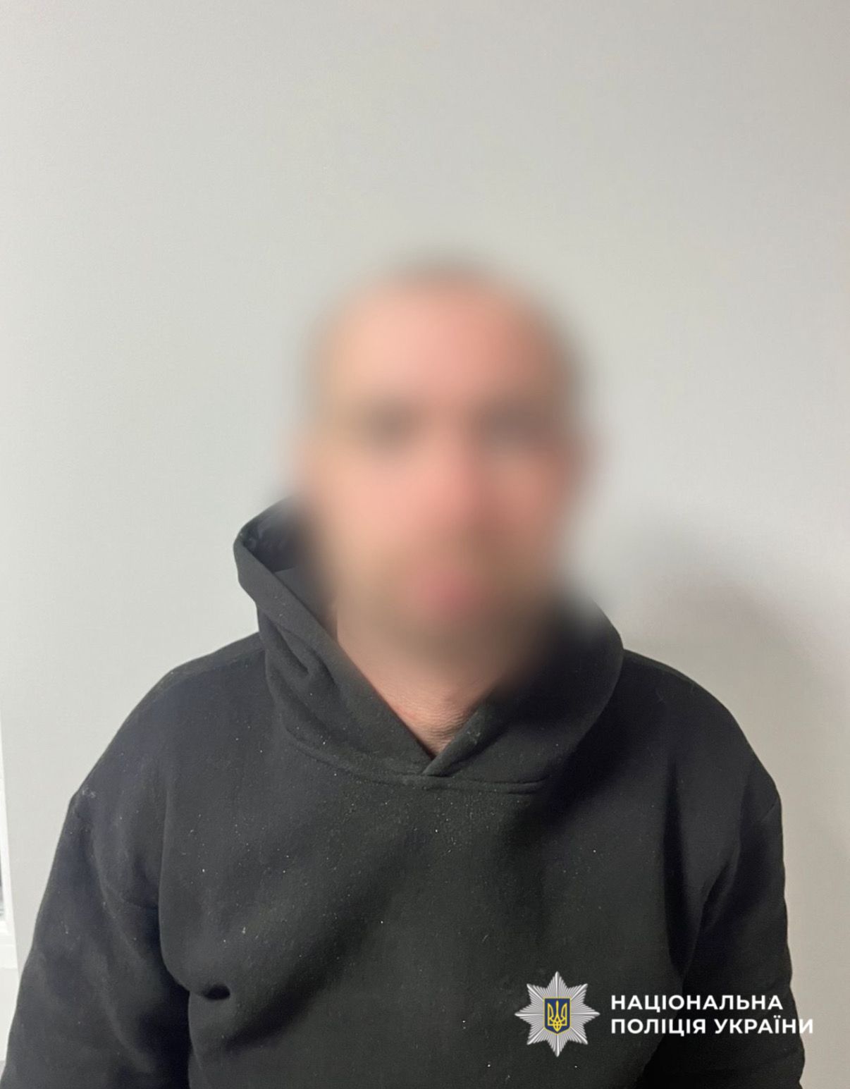 на фото зображено зловмисника