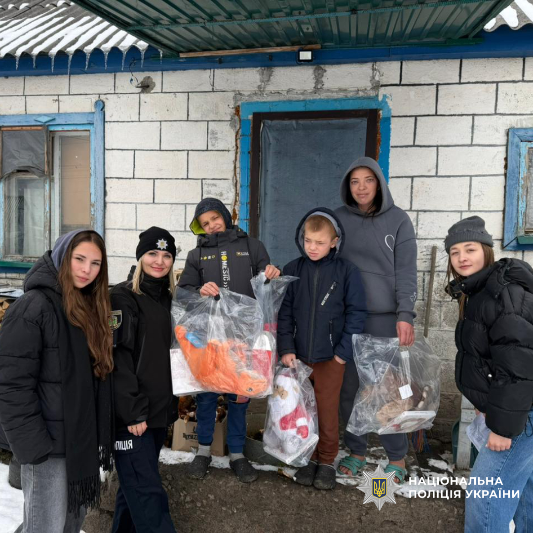 На Харківщині поліцейські та волонтери привітали дітей з Новим роком