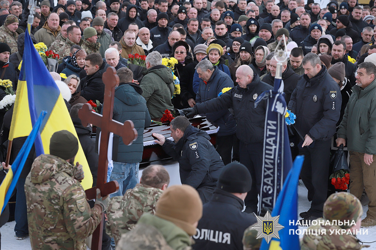 Люди прийшли попрощатись із загиблим правоохоронцем