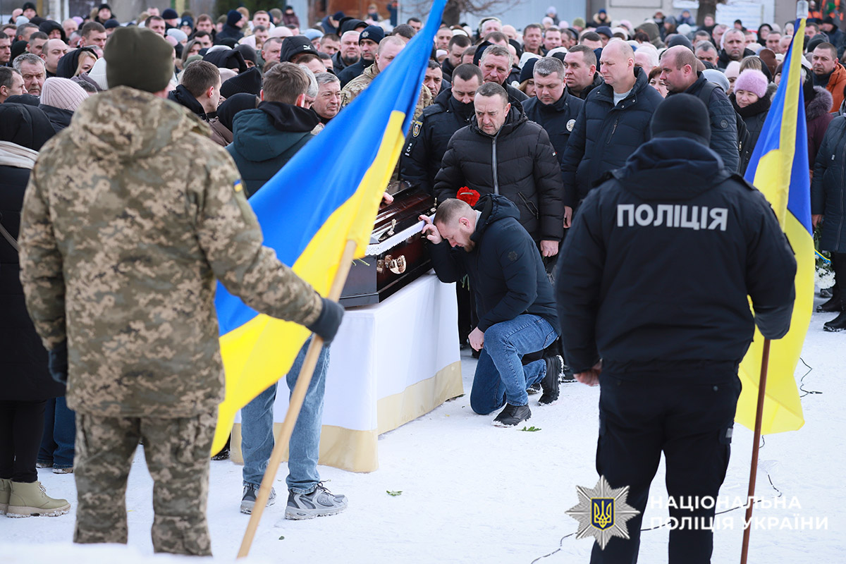 Люди прийшли попрощатись із загиблим правоохоронцем
