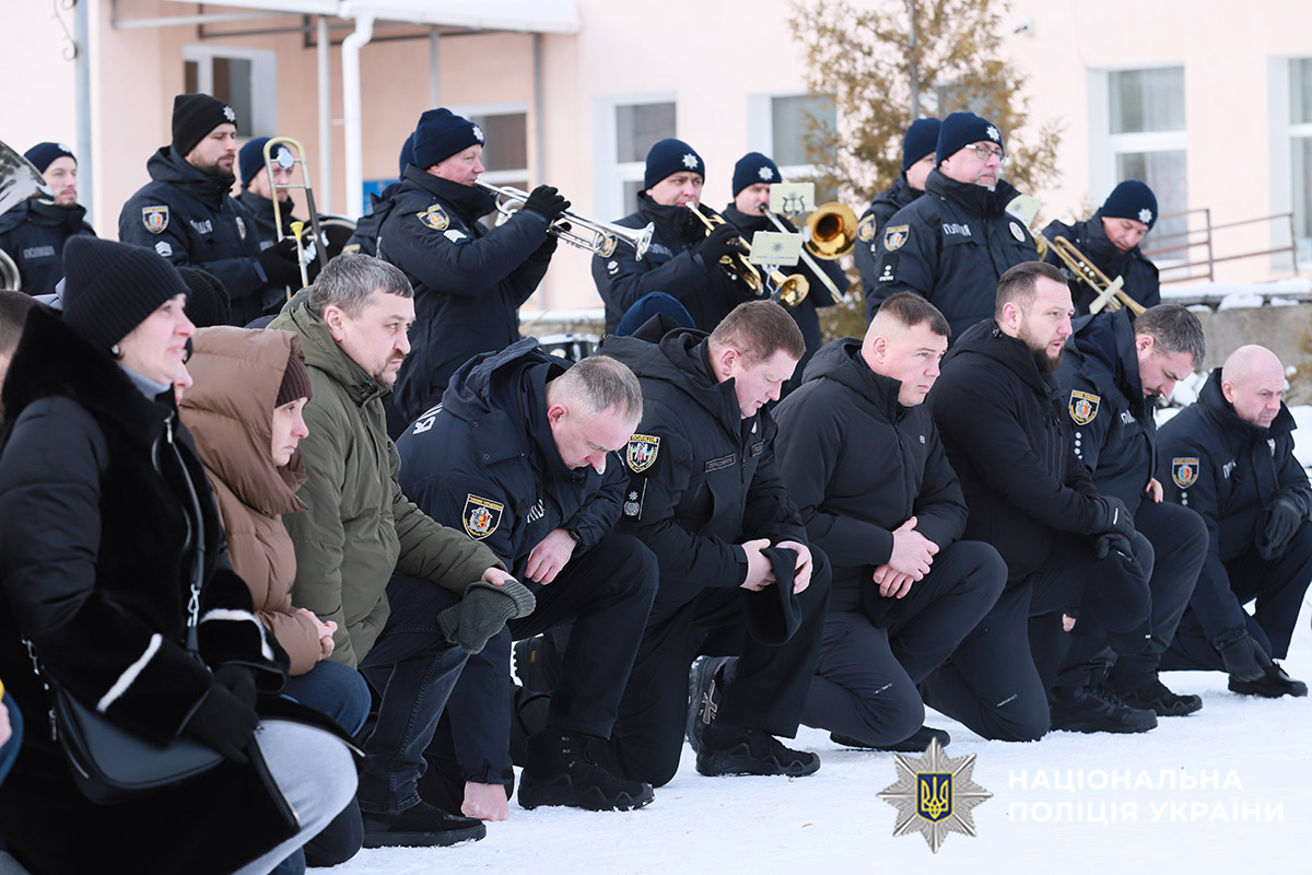 Керівники поліції Хмельниччини схилили голови перед загиблим