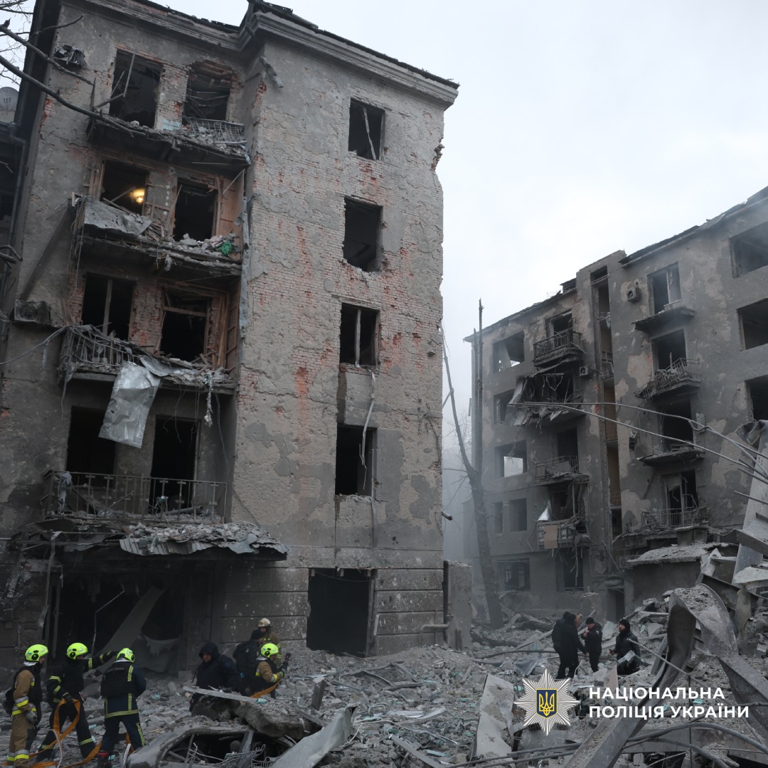 Дві багатоповерхові будівлі з великими руйнуваннями та уламками.