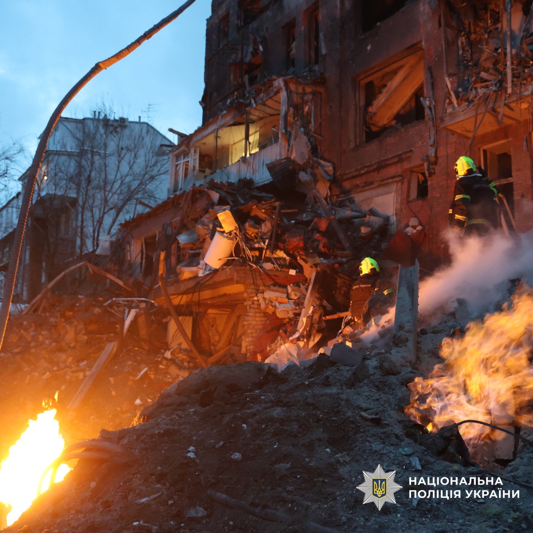 Пошкоджена споруда після вибуху, працюють рятувальники.