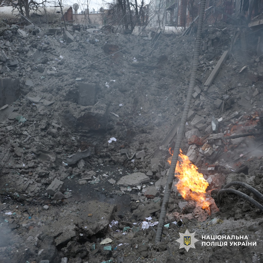 Велика вирва з уламками та вогнем.